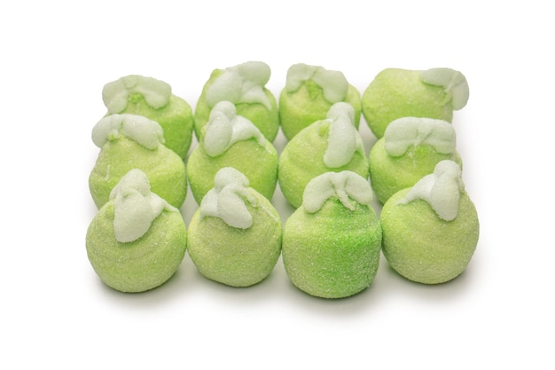 Doces de marshmallow verde isolados no fundo branco