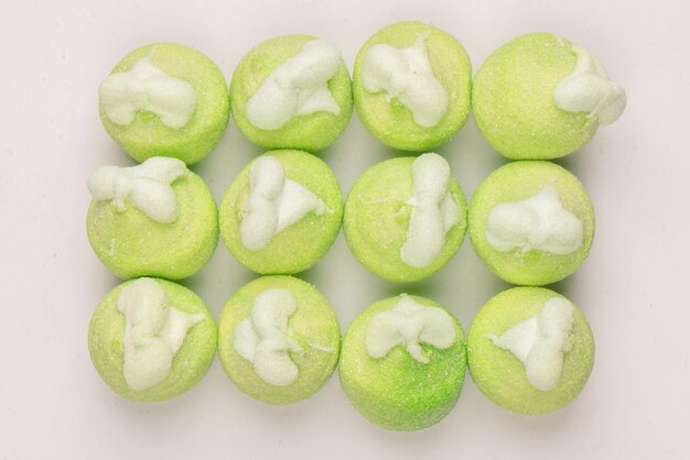 Doces de marshmallow verde isolados no fundo branco