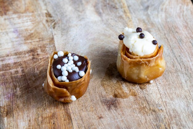 Doces de massa folhada fina com recheio de chocolate e mel