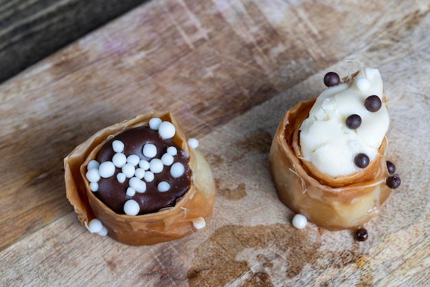 Doces de massa folhada fina com recheio de chocolate e mel