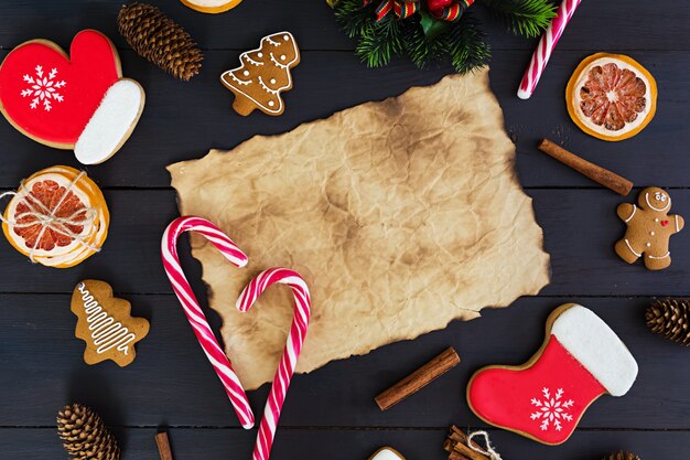 Doces de Natal, biscoitos de gengibre na superfície de madeira