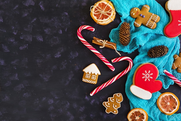 Doces de Natal, biscoitos de gengibre na superfície de madeira