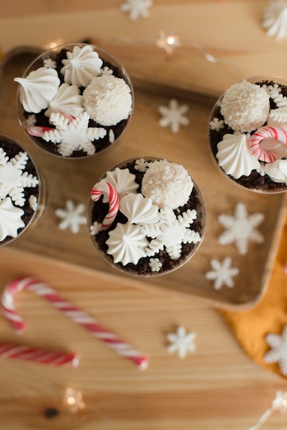 Doces de natal em um copo sobre uma mesa de madeira