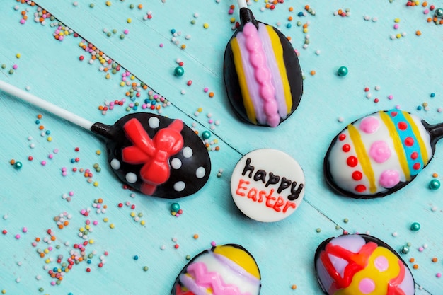 Doces de ovos de chocolate com texto de feliz Páscoa