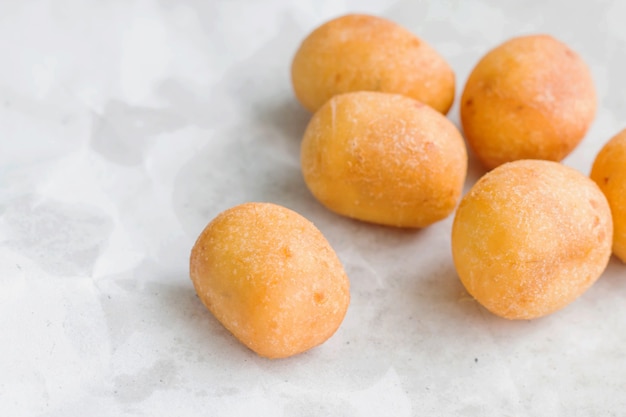 Foto doces de ovos de tartaruga ou ovos de doce de codorna, feitos de batata doce misture farinha de trigo e óleo de fritar.