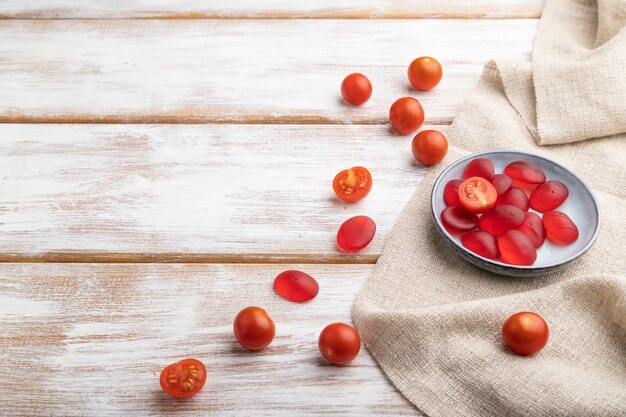 Doces de tomate geleia em fundo branco de madeira