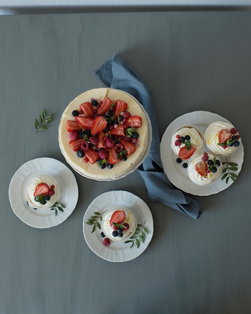 Doces decorados com frutas em um fundo de madeira