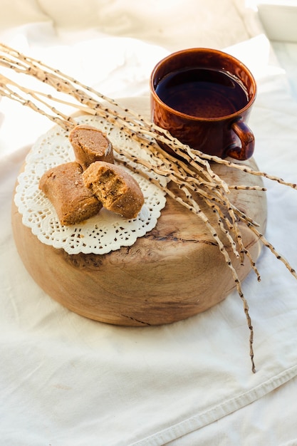 Doces deliciosos, fudge de caramerl marrom salgado saboroso servido na placa de madeira.