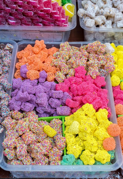 Doces doces coloridos deliciosos em vista