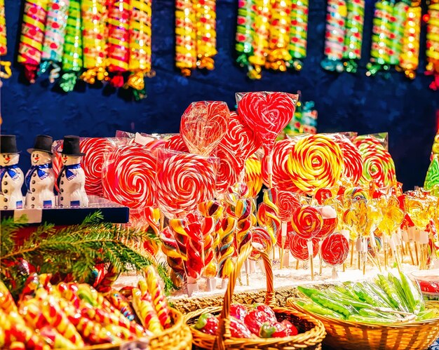 Doces doces no mercado de natal em vilnius, na lituânia.