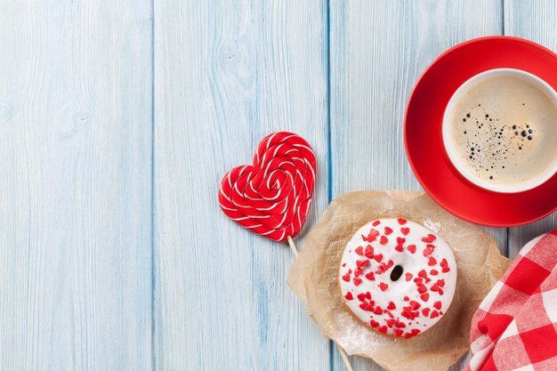 Doces e café em forma de coração de rosquinha