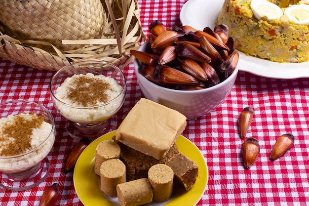 Foto doces e comidas típicas da festa junina brasileira cuscuz amendoim doce arroz doce doce de leite e pinhões