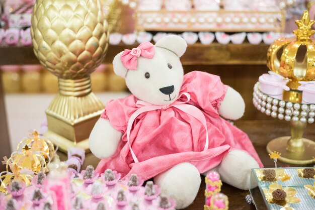 Doces e decoração em cima da mesa - festa infantil urso princesa tema