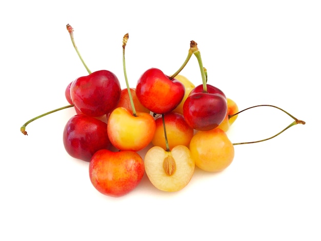 Doces e saudáveis ​​cerejas Rainier sobre fundo branco, frutas frescas