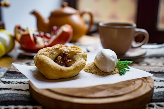 Doces e sobremesas tradicionais da geórgia com avelãs, nozes, suco de uva, mel, chocolate. baklava, nakhini, churchkhela. frutas frescas e frutas cristalizadas. café turco tradicional.