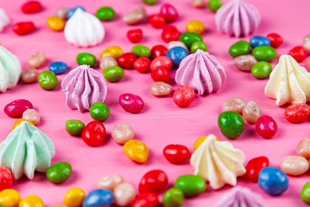 Doces em uma mesa rosa. Dia dos namorados. Doces em formato de coração.