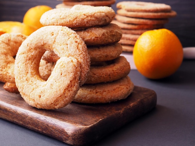 Doces espanhóis tradicionais com raspas de laranja