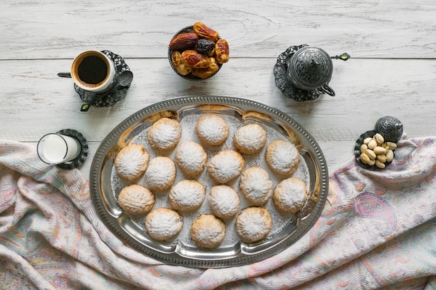 Doces festivos do Ramadã são servidos com chá na mesa de madeira. Biscoitos egípcios "Kahk El Eid" - biscoitos da Festa Islâmica El Fitr. Vista do topo