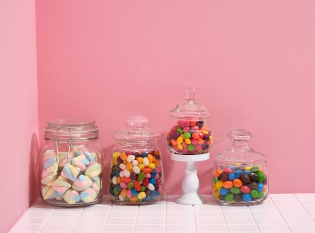 Foto doces festivos doces marshmallow em um fundo rosa mesa de sobremesa de férias para bom humor