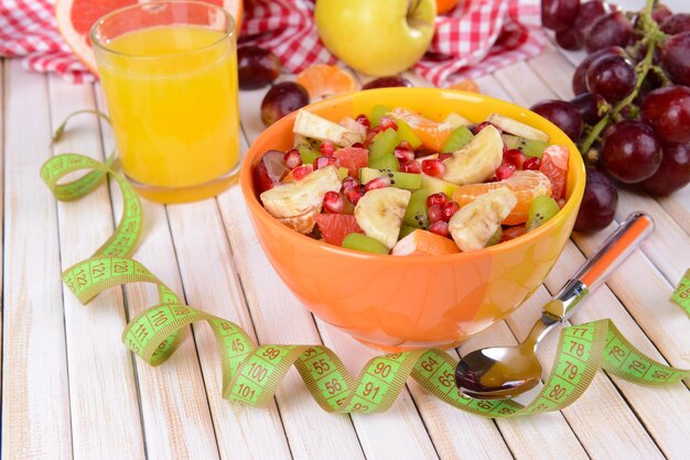 Doces frutas frescas na tigela na mesa closeup