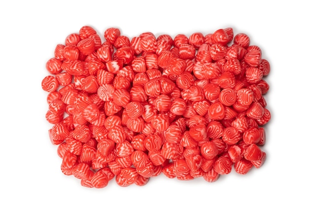Doces gomosos saborosos redondos vermelhos isolados em um fundo branco