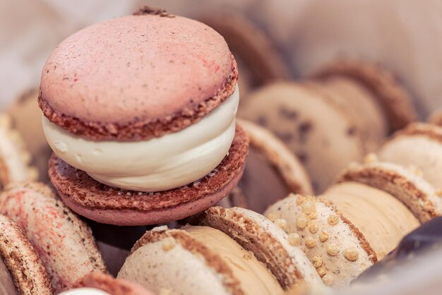 Doces macarrões feitos à mão como um delicioso fundo de sobremesa francesa