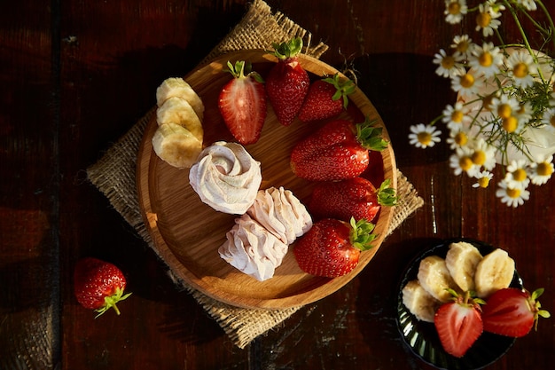 Doces marshmallows naturais sem açúcar com sabor de banana e morango Doces saudáveis lanches naturais em baixa chave