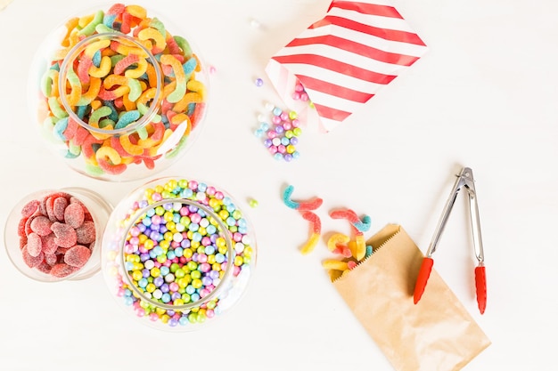 Doces multicoloridos em uma mesa branca.