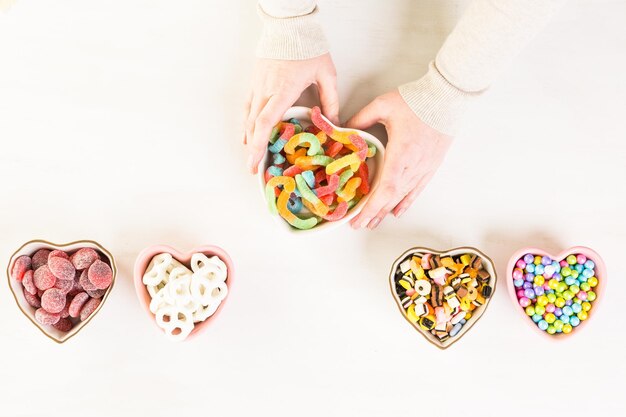 Doces multicoloridos em uma mesa branca.