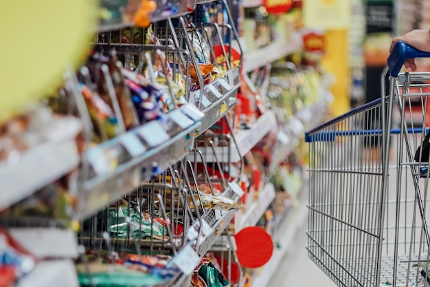 Doces multicoloridos para venda no supermercado