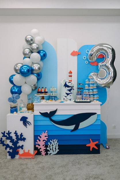 Foto doces na festa de aniversário de um menino bolo cupcakes doces em fundo azul