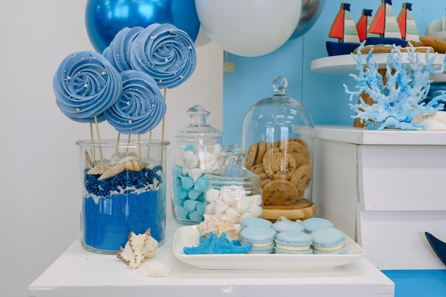 Foto doces na festa de aniversário de um menino bolo cupcakes doces em fundo azul