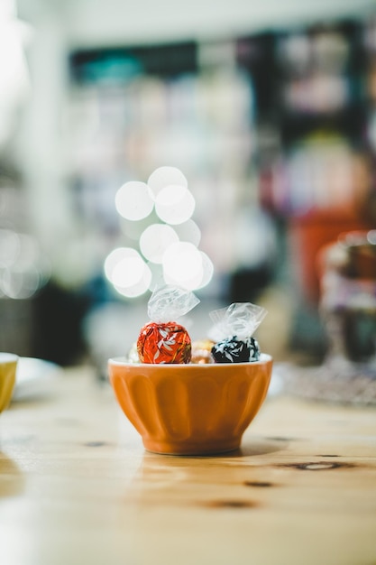 Foto doces na tigela natal fundo desfocado