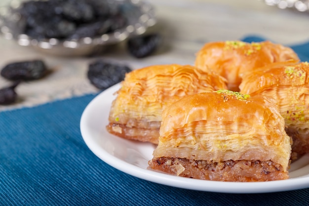 Doces orientais, baklava, sorvete no azul