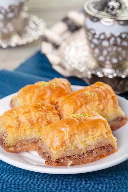 Doces orientais, baklava, sorvete no azul