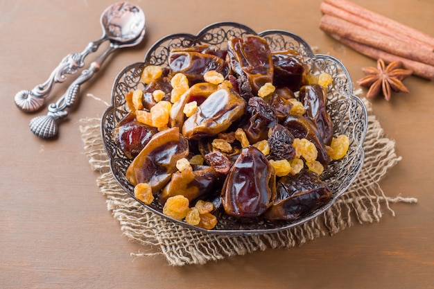 Doces orientais, tâmaras e passas de frutas secas, canela e sta