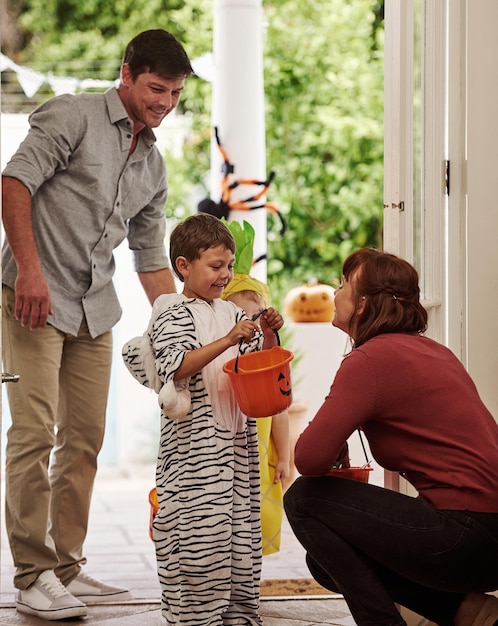 Doces ou travessuras Foto de dois meninos adoráveis comemorando o halloween com seus pais em casa