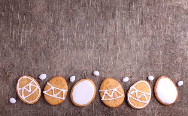 Doces para celebrar a páscoa. biscoitos em forma de ovos de páscoa.