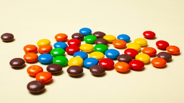 Doces pequenos coloridos sortidos close-up de doces.