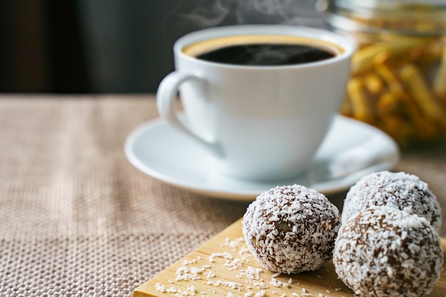 Foto doces saborosos com coco em uma placa de madeira.