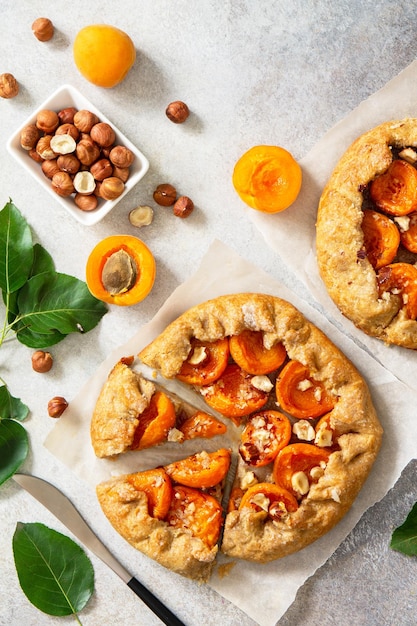 Doces saudáveis feitos de farinha de centeio sobremesa dieta alimentar Galette com damascos e nozes Vista superior