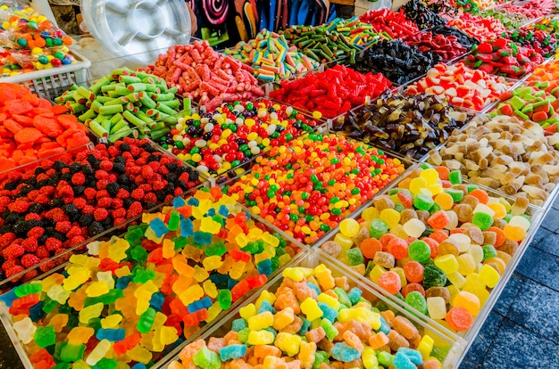 Doces sortidos para venda em um mercado em Jerusalém, Israel