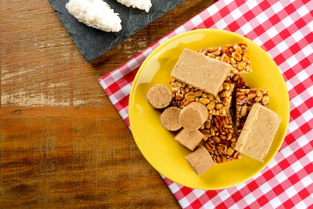 Doces típicos da festa junina brasileira - vista superior com espaço de cópia.