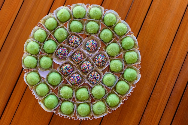 Doces tradicionais de festa de aniversário de brigadeiros no brasil