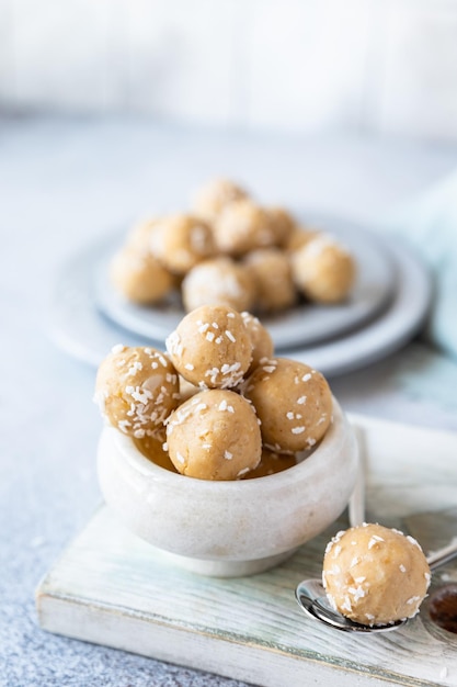 Doces tradicionais do festival indiano Laddoo ou Laddu Lanche doce popular na Índia Doces veganos