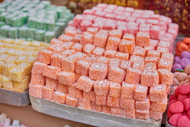 Doces tradicionais turcos rahat lukum no balcão do mercado Grand Bazar