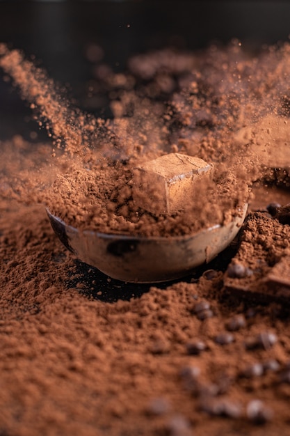 Doces trufa de chocolate no cacau em pó sobremesa natural doces refeição lanche na mesa cópia espaço