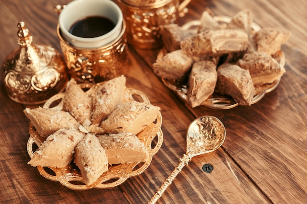 Doces turcos com café em uma mesa de madeira