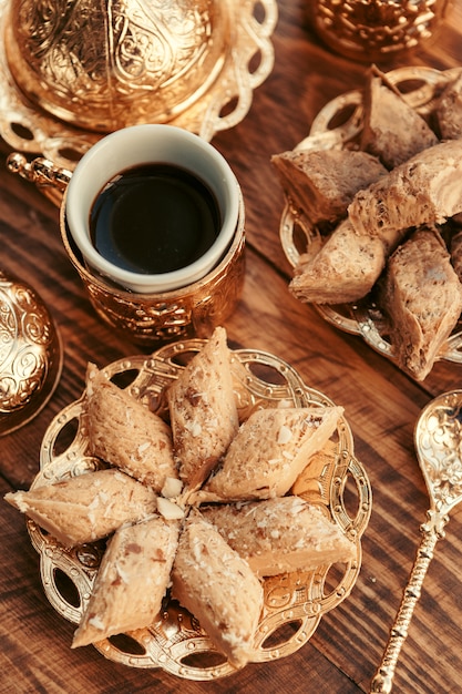 Doces turcos com café em uma mesa de madeira