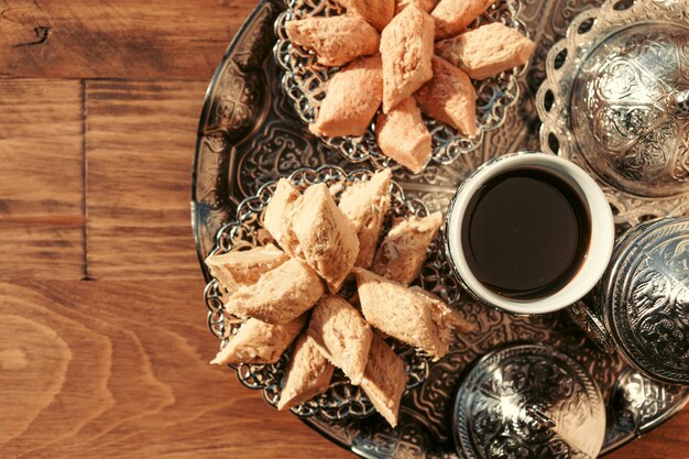 Doces turcos com café em uma mesa de madeira